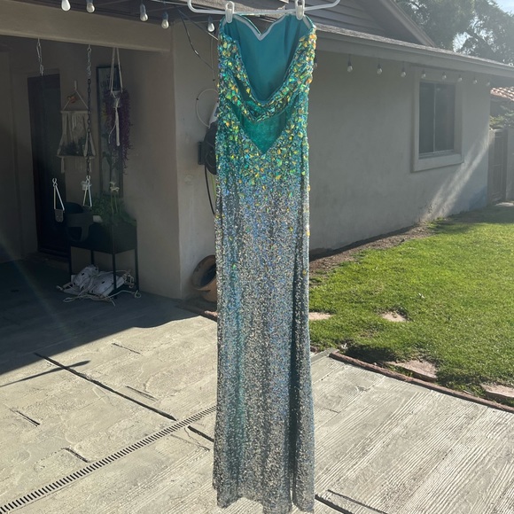 La femme sequin ombré prom dress size 4 - Picture 9 of 9